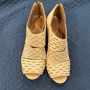 Clarks Artisan Tan Heels Size 7